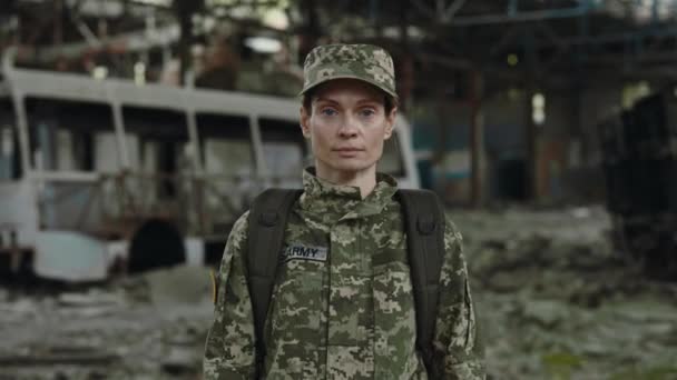 Πορτρέτο Ώριμης Γυναίκας Στρατιώτη Που Χαιρετάει Μπροστά Στην Κάμερα Ενώ — Αρχείο Βίντεο