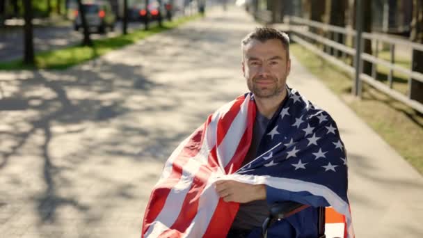 Portrait Veteran Sitting Wheelchair Carrying Usa Flag Middle Street Happy — Vídeo de Stock