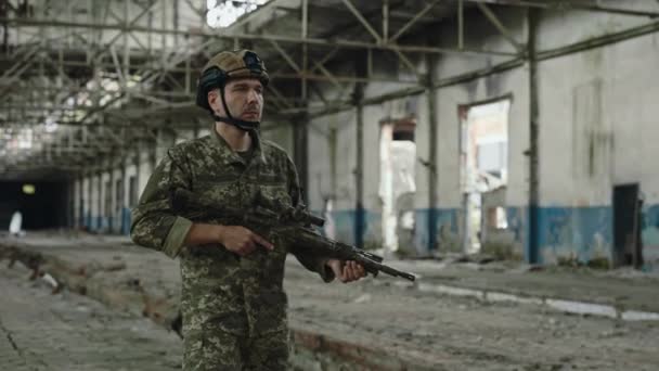 Strong Military Soldier Big Rifle His Hands Walking Abandoned Old — Vídeo de stock