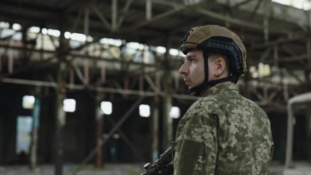 Πορτρέτο Του Πλήρως Εξοπλισμένου Στρατιώτη Στέκεται Όπλο Και Κοιτάζοντας Την — Αρχείο Βίντεο