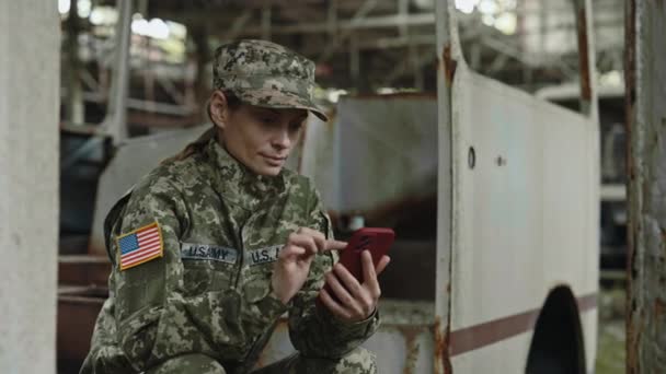 Ατρόμητη Γυναίκα Του Στρατού Των Ηπα Στρατιωτική Στολή Που Κάθεται — Αρχείο Βίντεο