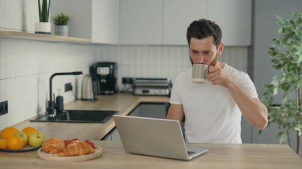 Handsome Man His New Home Sitting Chair Kitchen Using Laptop — Stockvideo