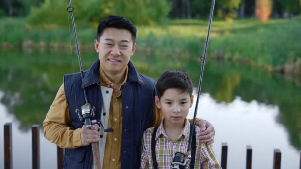 Portrait Happy Asian Family Going Fishing Standing Pier Together Father — Stockvideo