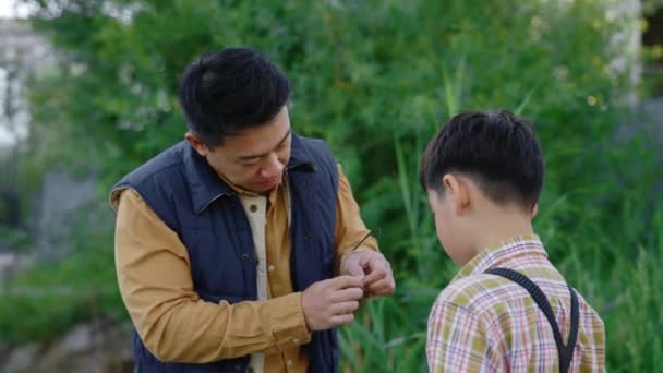 Close View Asian Father Showing His Son How Practice Fishing — Vídeo de stock