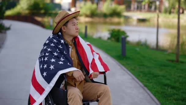 Portrait Veteran Sitting Wheelchair Carying Usa Flag Middle Street Local — Vídeo de stock