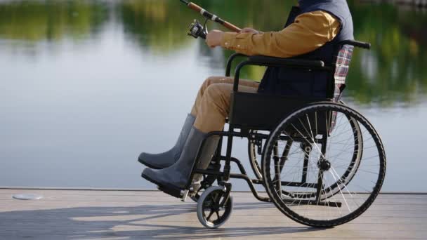 Στενή Θέα Του Κορμού Ενός Ανάπηρου Άνδρα Που Φοράει Ειδικά — Αρχείο Βίντεο