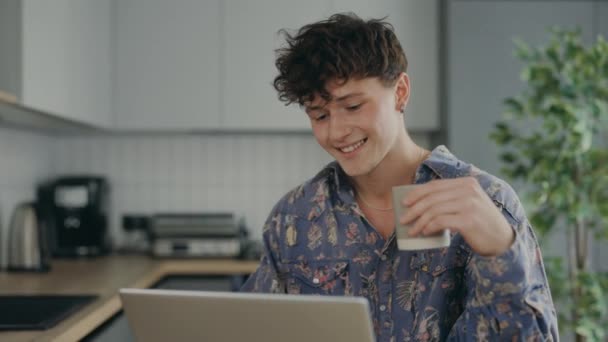 Young Businessman Using Computer Remote Distance Working Sitting Kitchen Table — Vídeo de stock