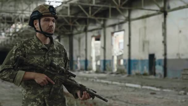 Fully Equipped Armed Caucasian Soldier Looking Damaged Building Mission Confident — Video Stock
