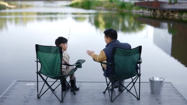 Dad Son Sit Fishing Chairs Pier City Lake Father Tells — Vídeo de Stock