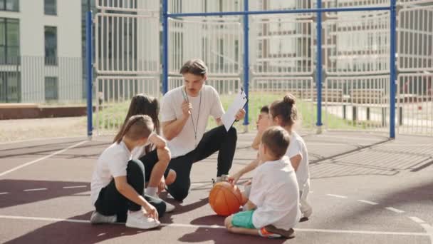 School Coach Explaining Rules Basketball Game Children Basketball Court Childrens — Video