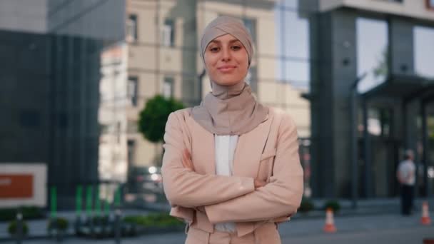 Portrait Arabian Business Woman Wearing Hijab Standing Crossing Arms Smiling — Video Stock