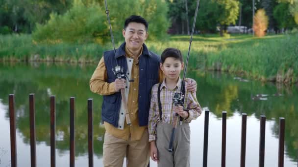 Portrait Happy Asian Family Going Fishing Standing Pier Together Father — Vídeo de Stock