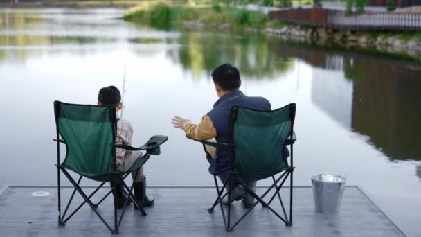 Dad Son Sit Fishing Chairs Pier City Lake Son Fishing — Vídeo de stock