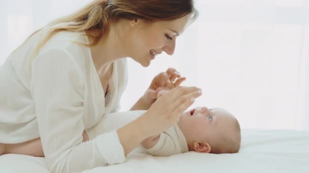 Genç Beyaz Anne Yeni Doğmuş Bebekle Sıcak Çocuk Odasında Öpüşüyor — Stok video