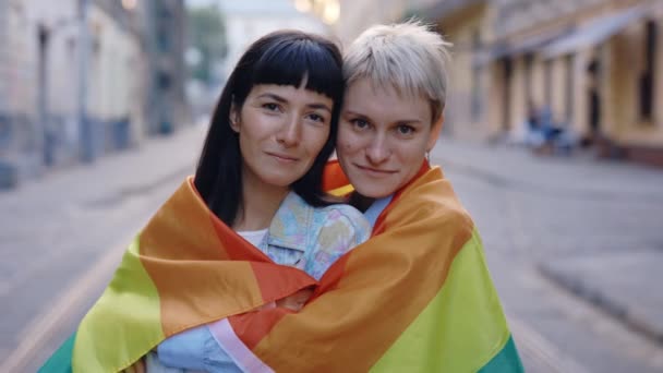 Ritratto Una Coppia Lesbica Avvolta Nella Bandiera Lgbt Che Guarda — Video Stock