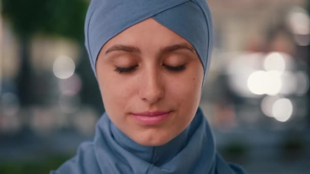 Ritratto Della Felice Donna Araba Sorridente Con Hijab Blu Che — Video Stock
