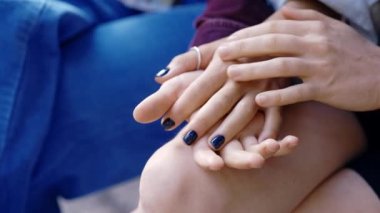 Aşık lezbiyen çift el ele tutuşuyor. Lgbt ailesi dışarıda el ele tutuşuyor, birbirlerini seviyorlar, el ele tutuşuyorlar. Kapatın. Kadın ilişkisi, lgbt aile kavramı.
