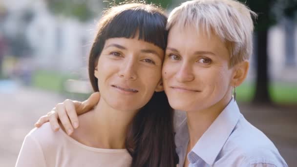 一对笑容可亲的女同性恋夫妇看着摄像机的肖像 两个快乐的女性朋友在市中心摆姿势 感到彼此相爱 妇女关系 Lgbt概念 — 图库视频影像