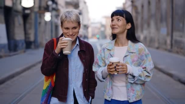 Duas Mulheres Lésbicas Andando Rua Segurando Bebendo Café Conversando Rindo — Vídeo de Stock