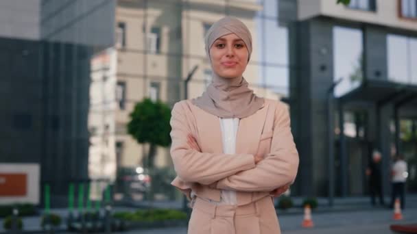 Retrato Mujer Árabe Con Hiyab Pie Con Los Brazos Cruzados — Vídeos de Stock