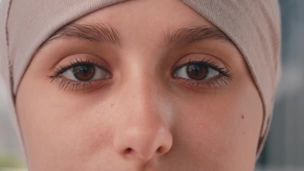 Fechar Rosto Das Mulheres Árabes Menina Abrindo Seus Belos Olhos — Vídeo de Stock