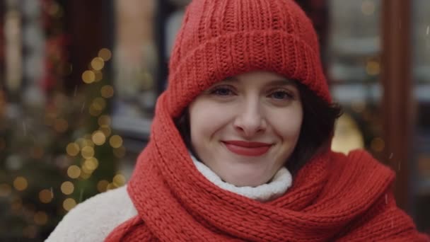 Portrait Femme Caucasienne Souriante Portant Chapeau Rouge Enveloppée Dans Une — Video