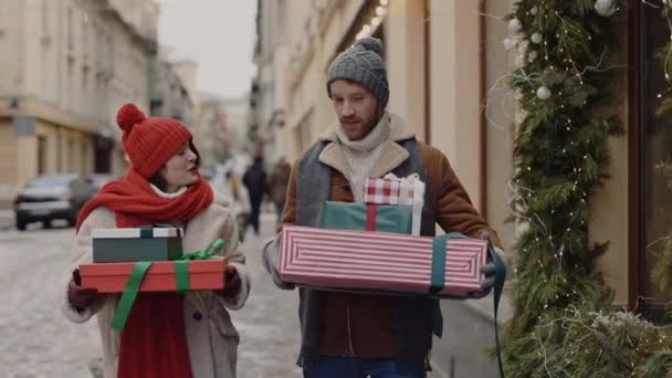 Das Paar Geht Spazieren Spricht Schön Und Trägt Weihnachtsgeschenke Zusammen — Stockvideo