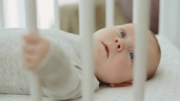 Närbild Plumpy Spädbarn Klädd Baby Växa Ligga Rutig Baby Spjälsäng — Stockvideo