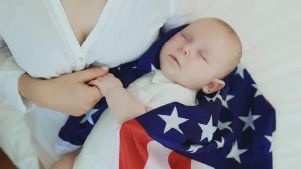 Draufsicht Der Mutter Die Ihr Neugeborenes Kind Während Des Schlafs — Stockvideo