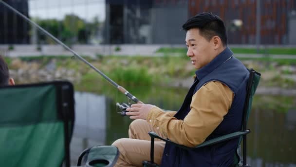 Padre Asiático Sentado Silla Los Muelles Lago Local Pesca Contando — Vídeo de stock