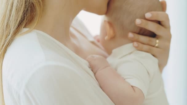 Auténtica Madre Joven Sosteniendo Bebé Recién Nacido Sus Brazos Besándose — Vídeos de Stock