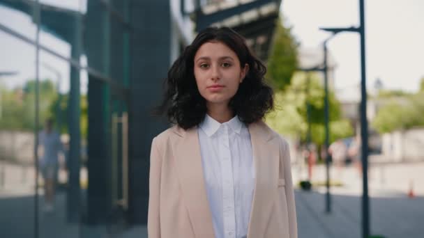 Retrato Bela Jovem Mulher Negócios Sorridente Roupa Formal Perto Centro — Vídeo de Stock