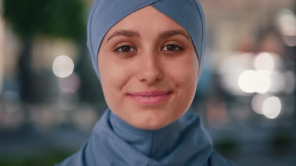 Retrato Feliz Mujer Árabe Sonriente Con Hiyab Azul Sonriendo Mirando — Vídeos de Stock