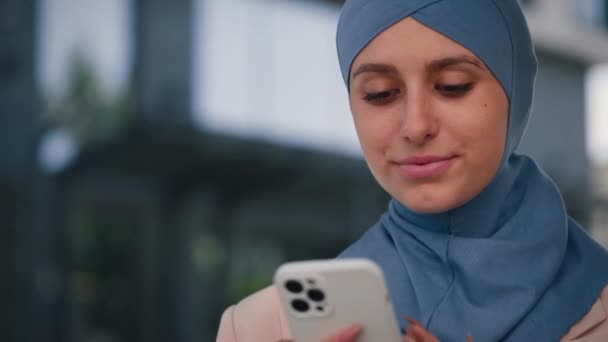 Hermosa Joven Árabe Sonriente Mujer Negocios Vistiendo Hijab Azul Pie — Vídeos de Stock