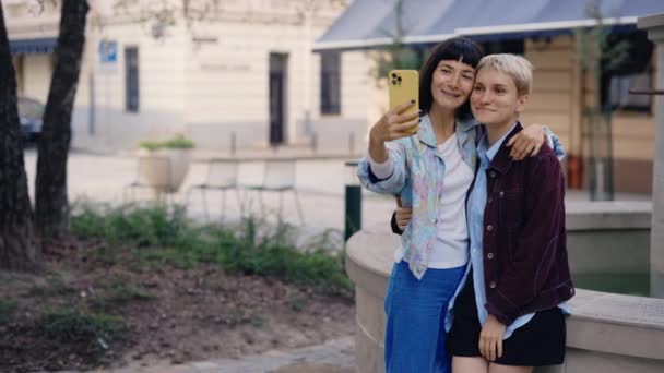 Coppia Lesbica Sta Facendo Selfie Utilizzando Telefono Prendendo Selfie Piedi — Video Stock