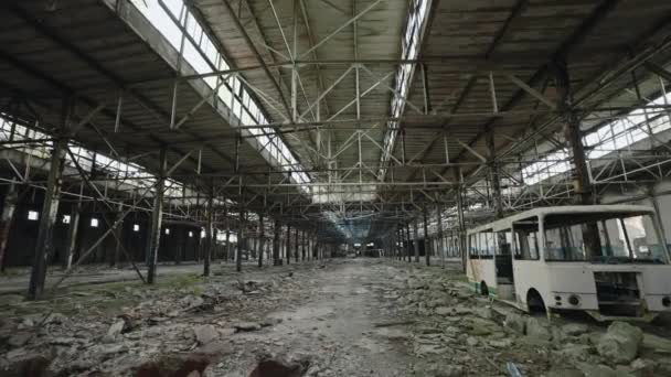 Vue Intérieure Usine Détruite Abandonnée Pendant Invasion Russe Contre Ukraine — Video