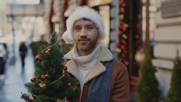 Porträt Des Gutaussehenden Lächelnden Kaukasischen Mannes Mit Weihnachtsmannmütze Der Die — Stockvideo