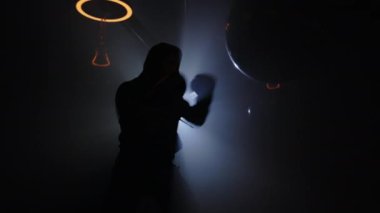 Gölge savaşı. Büyük dövüş için hazırlanan boksör silueti. Dumanlı arka planda erkek boksör gölgesi. İnsanlar ve boks kavramı