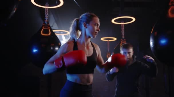 Män Boxer Trainer Visar Kvinnan Bär Röda Boxningshandskar Hur Man — Stockvideo