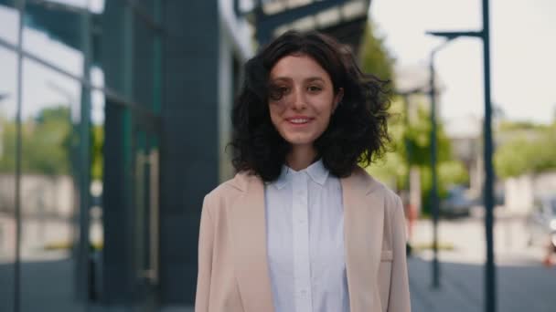 Retrato Hermosa Joven Empresaria Rizada Sonriente Vestida Con Atuendo Formal — Vídeos de Stock