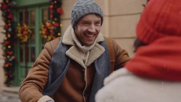 Glücklich Lächelnder Ehemann Geht Und Überreicht Seiner Frau Ein Weihnachtsgeschenk — Stockvideo