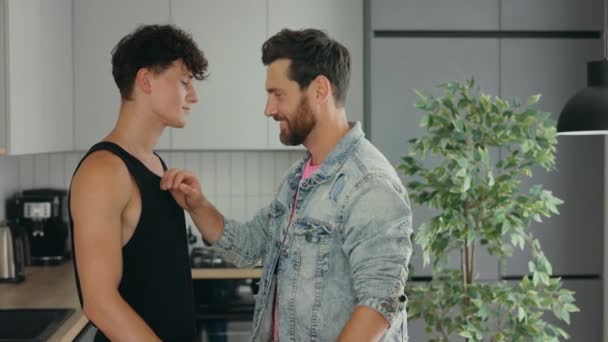 Liefdevolle Lgbt Paar Man Voelt Zich Gelukkig Een Binnenlandse Ruzie — Stockvideo