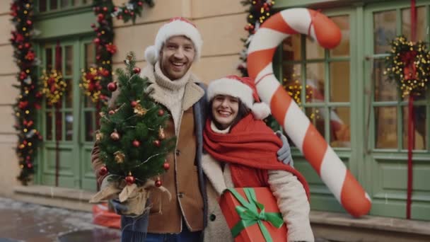 Portrait Happy Caucasian Family Standing Decorated Street Holding Gift Christmas — Stock Video