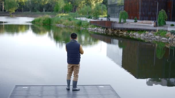 Vista Posteriore Dell Uomo Che Indossa Abiti Pesca Speciali Gettato — Video Stock