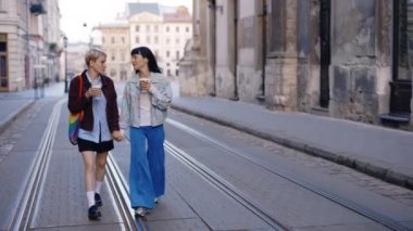 Sokakta yürüyen iki lezbiyen kadın. Birbirlerine sarılıyorlar, kahve içiyorlar, konuşuyorlar ve gülüyorlar. Lgbt çifti aşık, birlikte zaman geçiriyorlar. Kadın ilişkileri, Igbt konsepti..