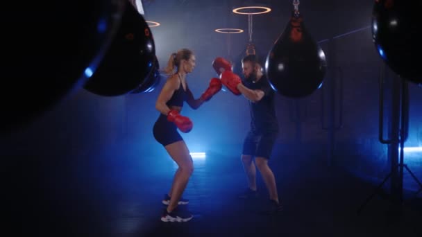 Mulher Está Treinando Com Seu Treinador Antes Nova Competição Ginásio — Vídeo de Stock