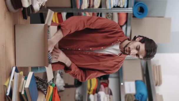 Voluntário Sexo Masculino Selecionando Roupas Para Reciclagem Doação Colocá Caixa — Vídeo de Stock