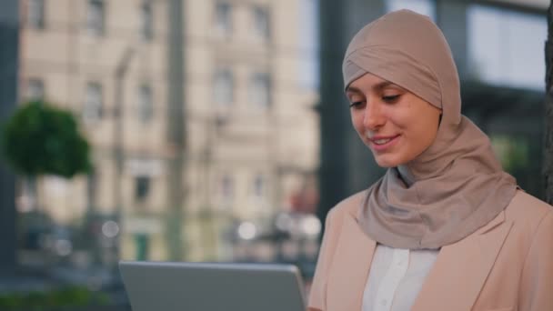 Χαρούμενη Αραμπιανή Επιχειρηματίας Που Φοράει Χιτζάμπ Κάθεται Δουλεύει Εξωτερικούς Χώρους — Αρχείο Βίντεο