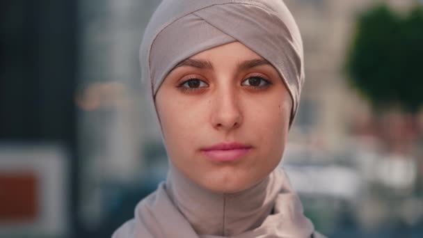 Ritratto Della Donna Affari Araba Con Hijab Sorridente Che Guarda — Video Stock