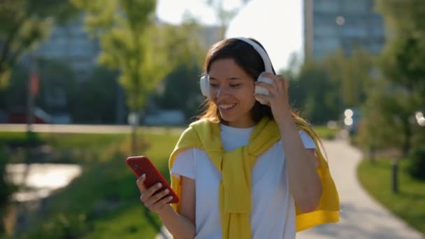 Glücklich Lächelnde Asiatin Die Musik Aus Den Kopfhörern Hört Ihr — Stockvideo